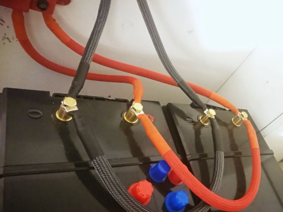 Гібридний інвертор Must PV 18-3224 VPM II та 2 акумулятора Kepworth 24V 100Ah