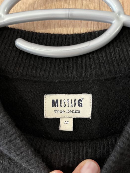 Czarny sweter Mustang