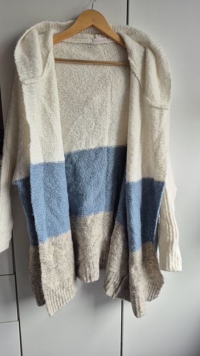 Damski kardigan z kapturem w kolorach kremowym, niebieskim i beżowym.