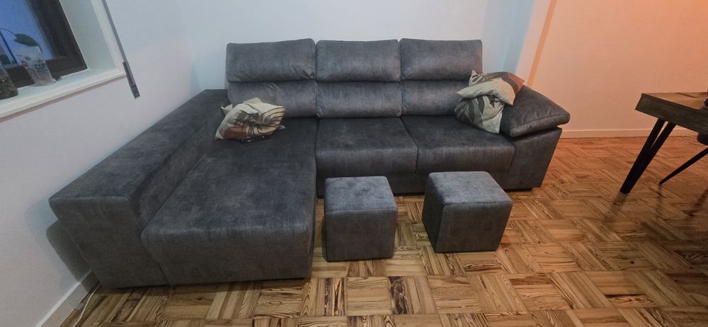 Sofá com chaise e puffs