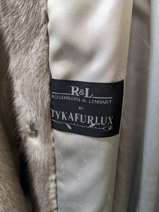 Длинная норковая шуба с капюшоном серого цвета