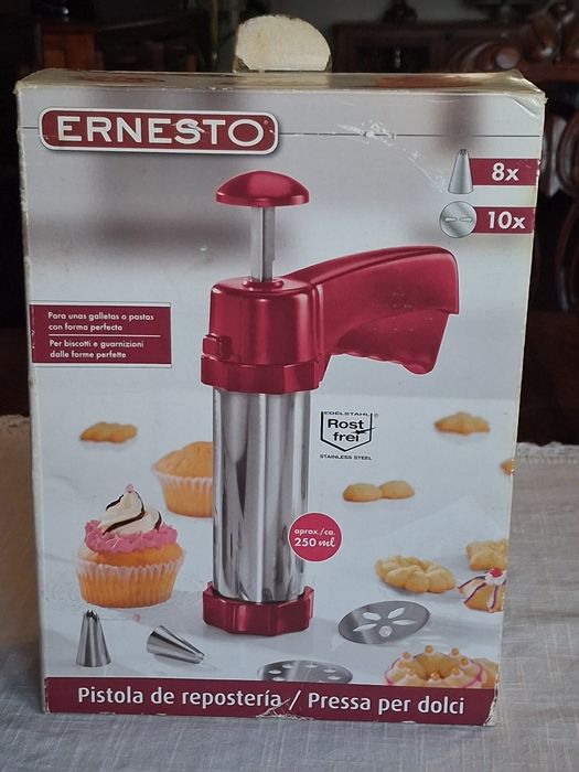 Máquina com acessórios para confecção de  bolachas e biscoitos.