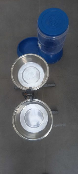 Comedouro e bebedouro para cães