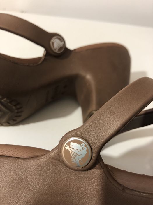 Crocs elegantes: chinelo alto - sandália