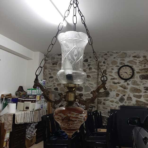 Candeeiro de teto com campânula de vidro.