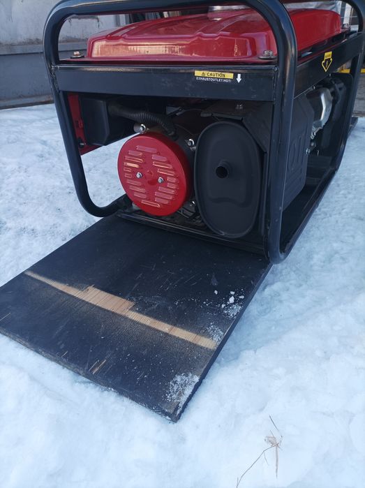 Бензиновий генератор