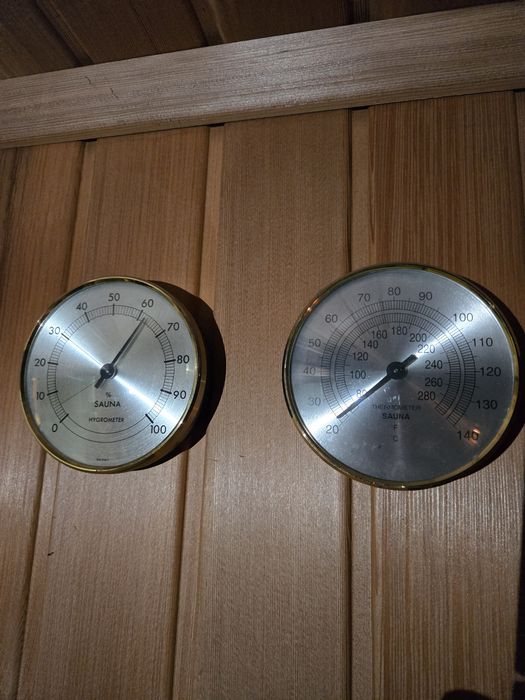 Sauna finska  z dodatkowymi lampami na podczerwien