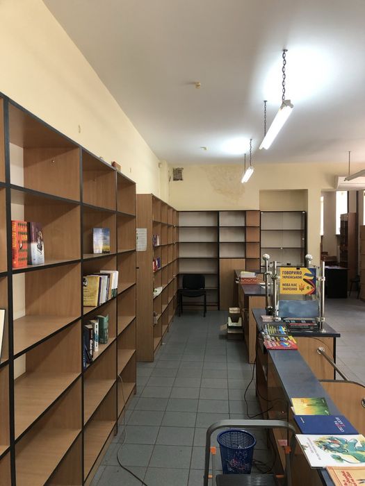 Книжкові стелажі, прилавки, столи  офісні, шафи ...