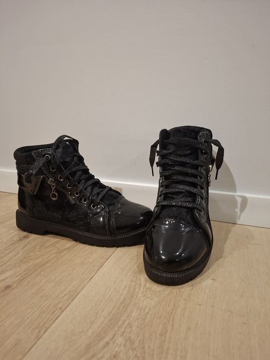 Czarne buty za kostkę rock glamour lakier błysk