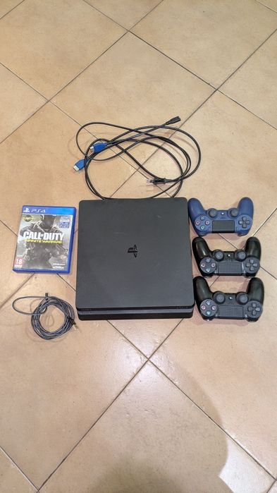 PlayStation 4 500 Gb + 3 comandos + 1 cabo comando + jogo