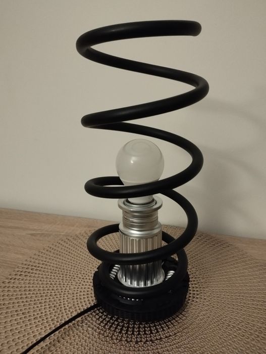 Lampa stołowa handmade ze sprężyny