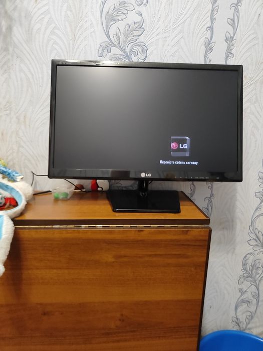 Телевізор - монітор LG 24 дюйми  гарний стан все працює ідеально не смарт ТВ