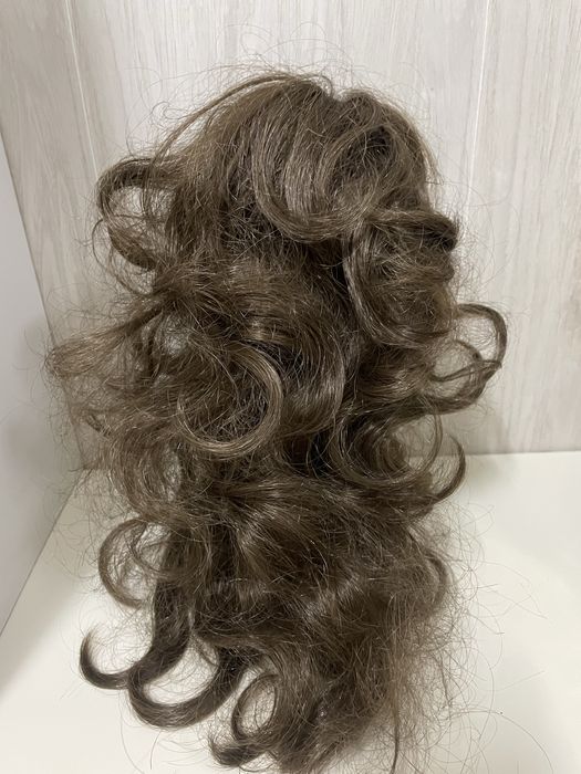 Перука, шиньон з натурального волосся