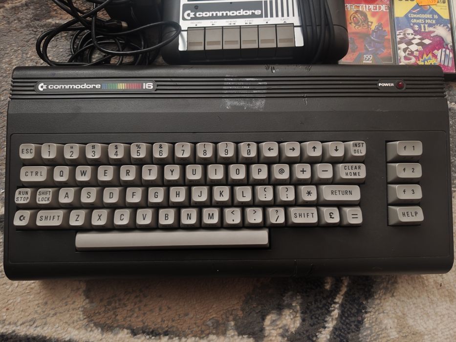 Ігровий ретро комп'ютер commodore