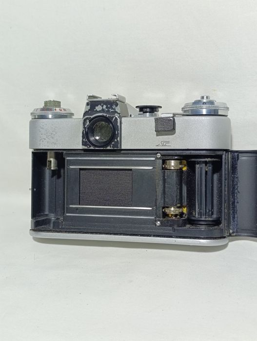 Фотоапарат Зенит у кофрі.