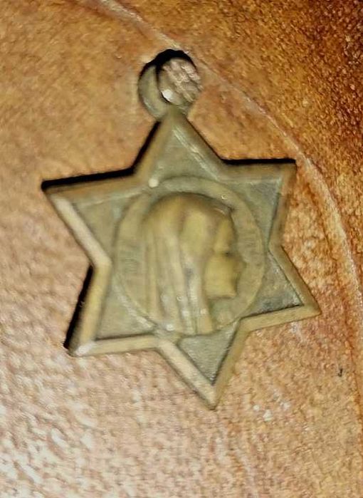 RARO tríptico madeira forrado a pele com crucifixo e santos em metal