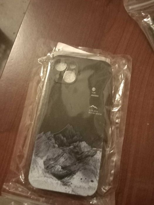 Nowe etui na iPhone 13 - góry