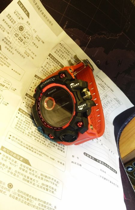 Наручные часы электронные.