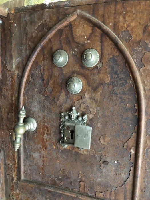 Cofre com base em madeira 90 euros