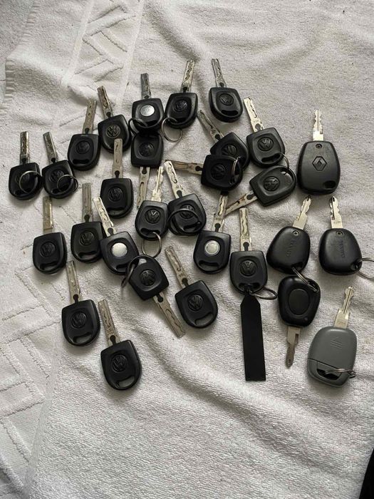 Автоключи, ключи,Продам оригінальні ключі до автомобіля ключ з чіпами.Викидний ключ