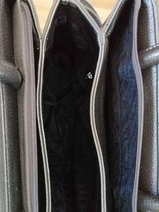 Сумка сірого кольору із сріблястим відтінком