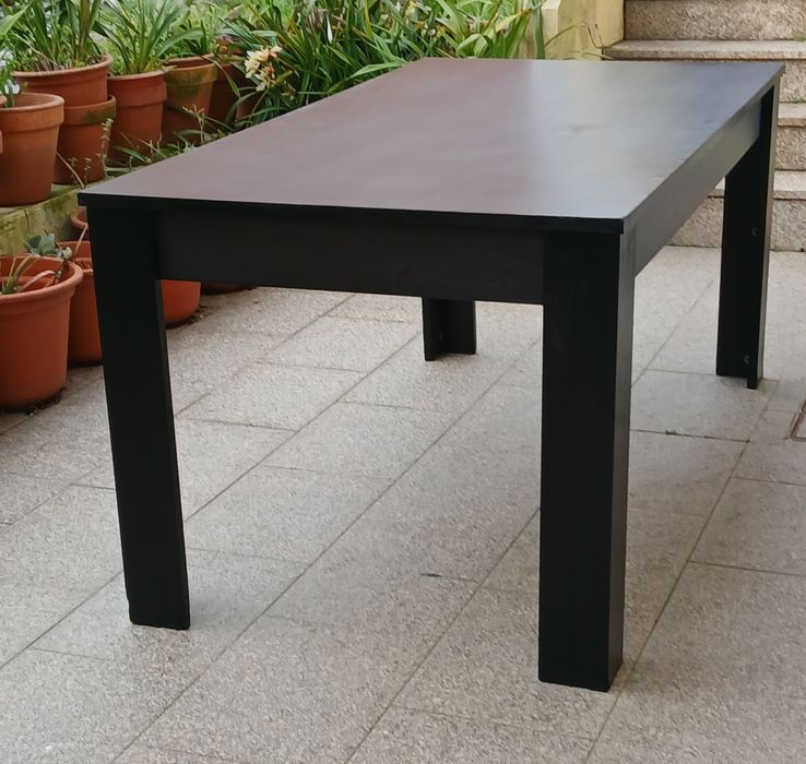 Vendo MESA DE JANTAR GRANDE e moderna para sala ou cozinha.