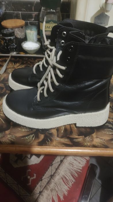 Новые кожаные сапоги