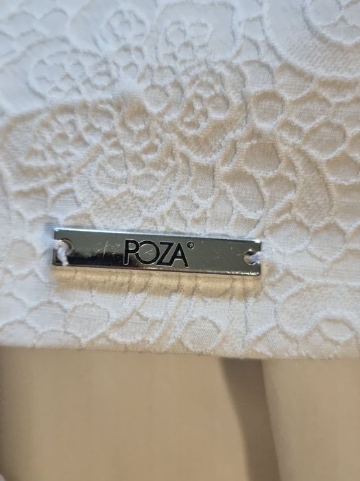 Elegancka biała sukienka midi we wzory M