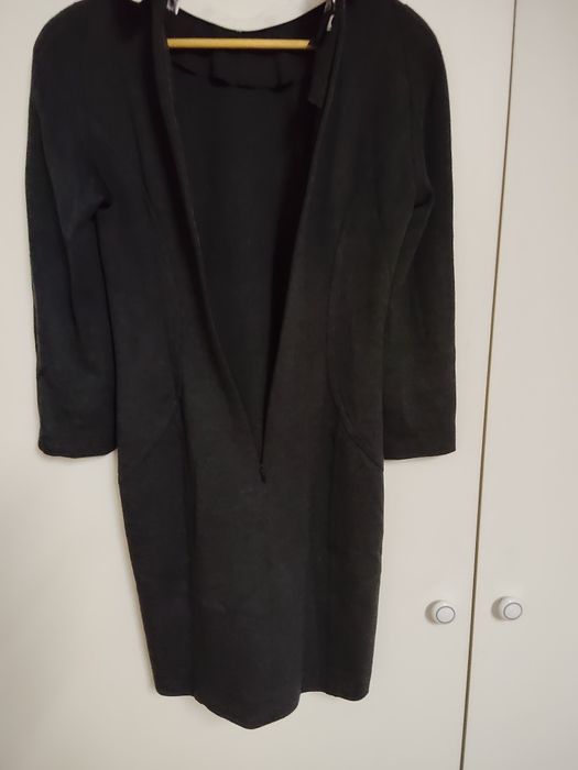 Lindo Vestido  Preto de Lã com Gola Branca amovível Escada