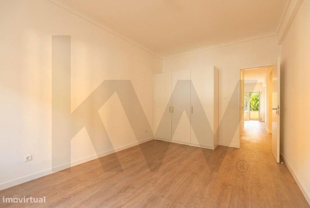 Apartamento T2 Totalmente Remodelado no centro de Monte Abraão - 1.º P