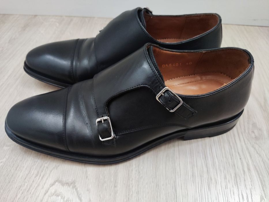 Sapatos Pedro del Hierro, em pele de 2 fivelas