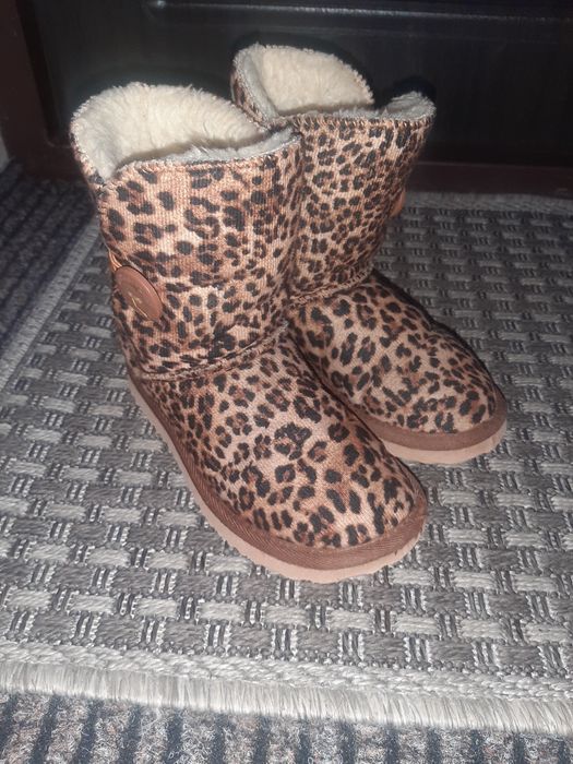 Зимові дитячі угі на дівчинку