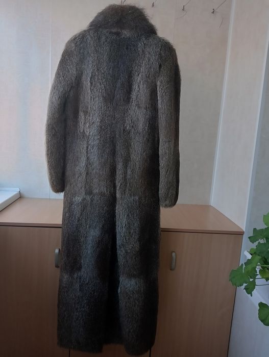 Довга шуба зі сріблястої нутрії для високої стрункої пані