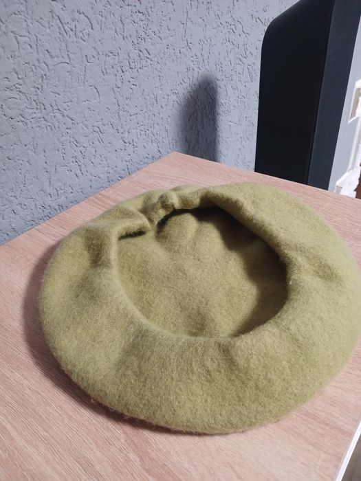 Берет оливковогокольору