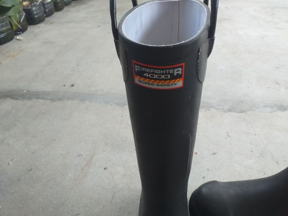 2 pares  Galochas de borracha FIREFIGHTER 4000   muito resistentes ao calor ao frio mais 1 par de botas para soldadores número 42  =30 euros material