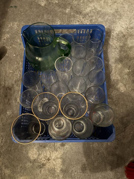 Um jarro e varios cipos  sortidos