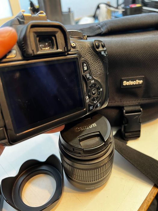 Canon 600D com lente, bateria extra e bolsa