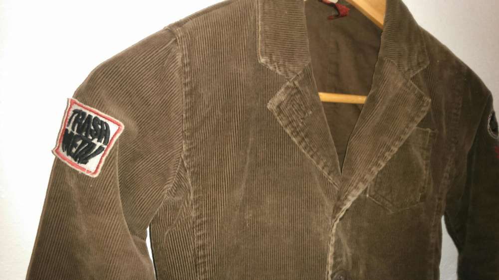 Casaco castanho tipo blaser de bombazine para rapaz da Zara.