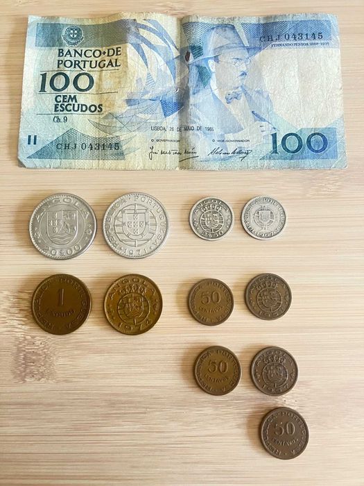 Nota de 100 escudos de Portugal e moedas de Angola (tempo colonial)