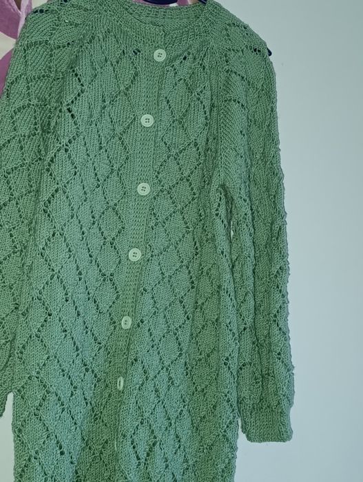 Długi sweter rozpinany ażurowy