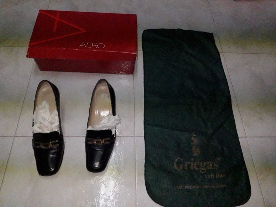 Sapatos Charles Jourdan tamanho 35