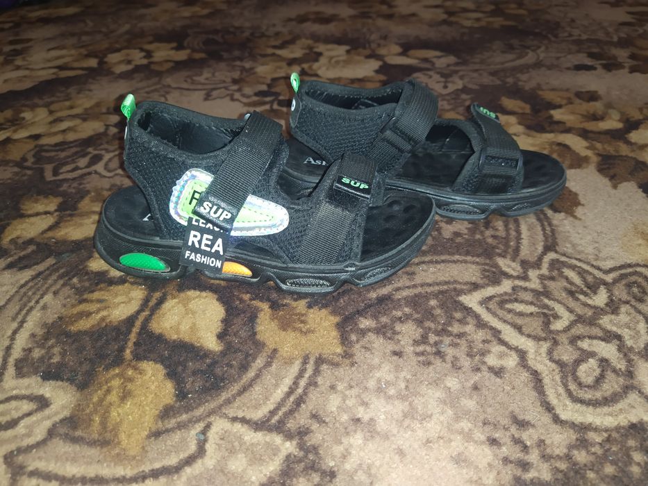 Продаються босоніжки