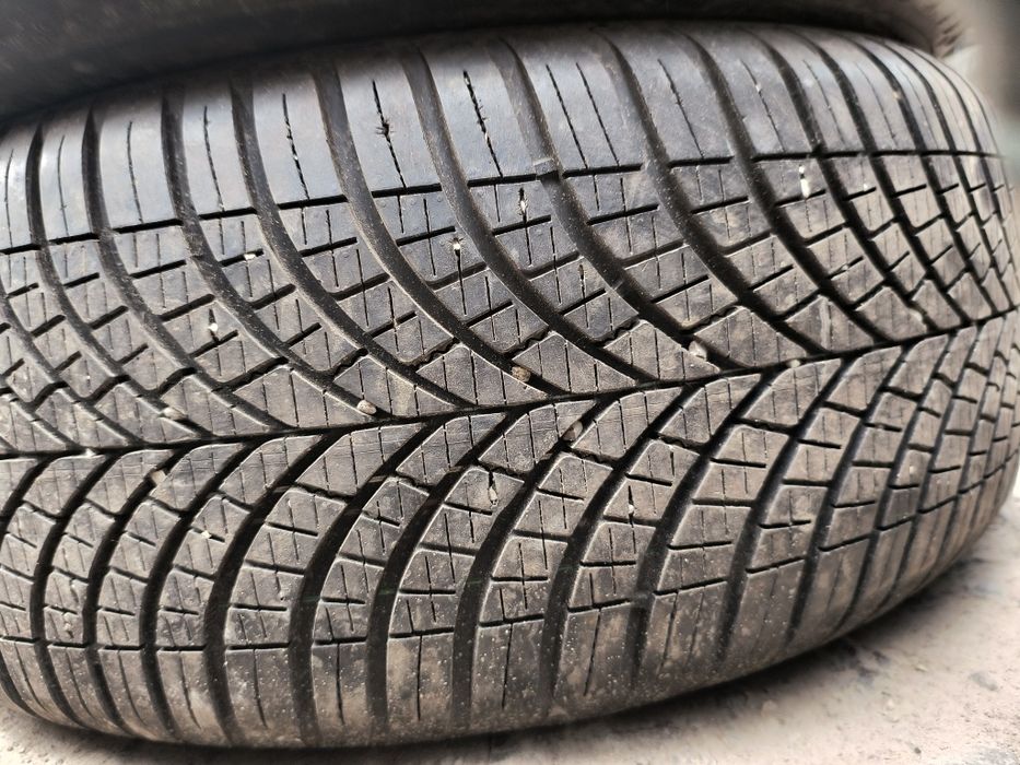 245/50R19 Goodyear всесезон як нові