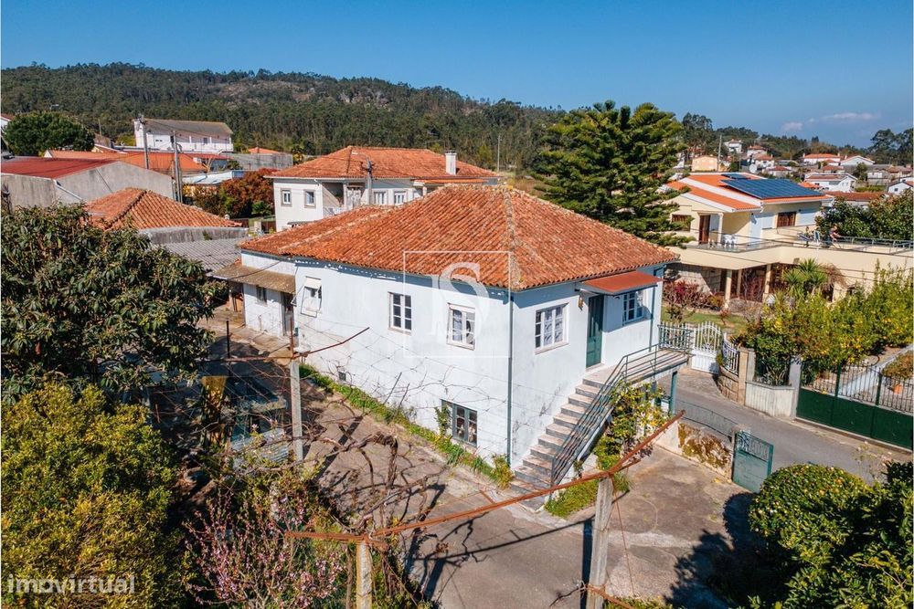 Moradia inserida numa área total de terreno de 2.643 m², em Galegos Sa