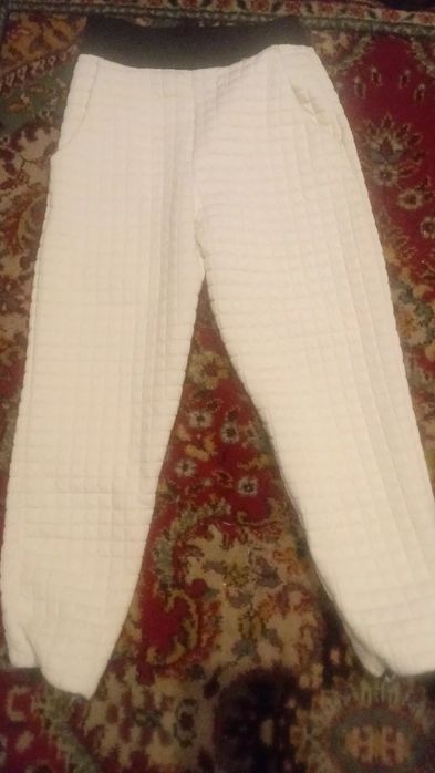 Красивые белые штаны.