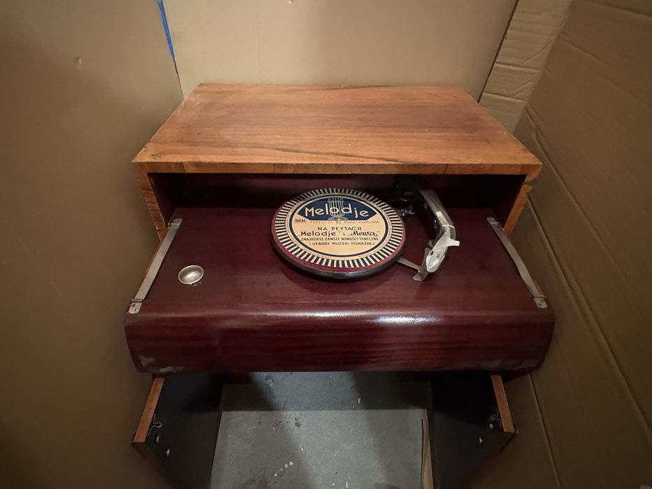 Szafa radiowa- wysuwany gramofon.