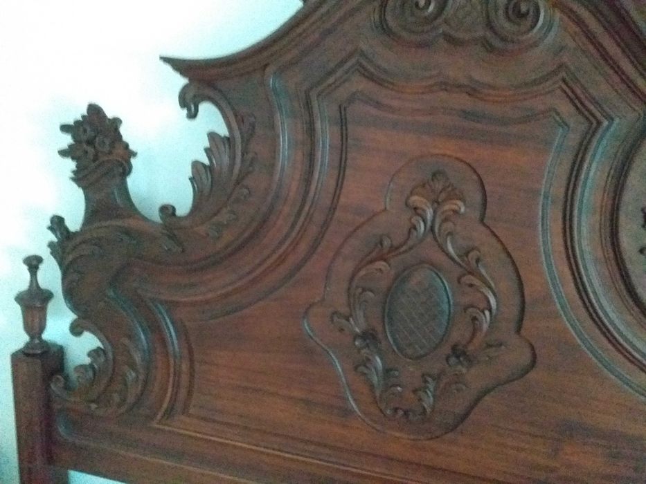 Cama antiga maciça em bom estado desmontada