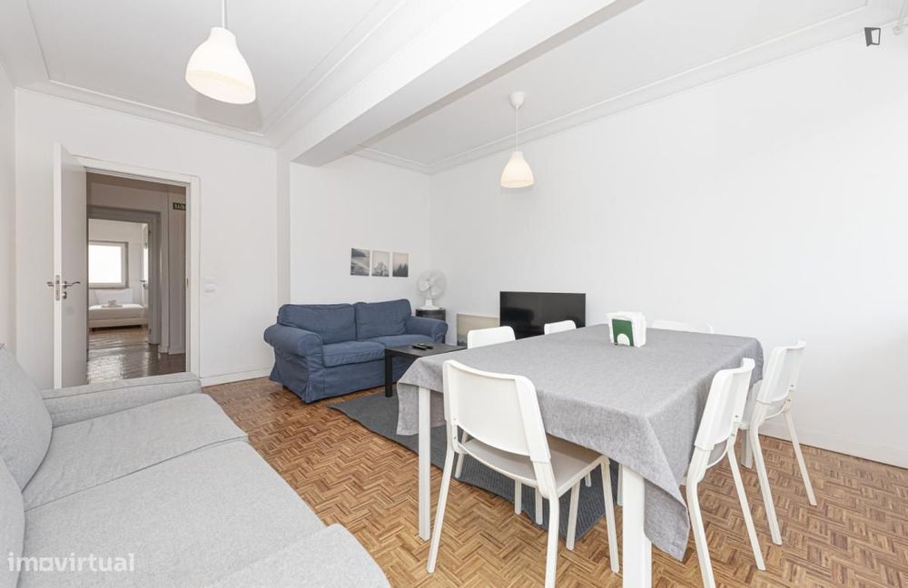 Quarto - localizado em Campolide Lisbon