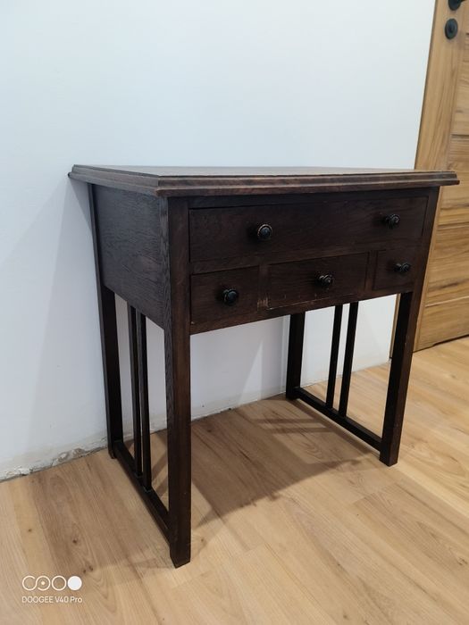 Drewniana komódka stolik