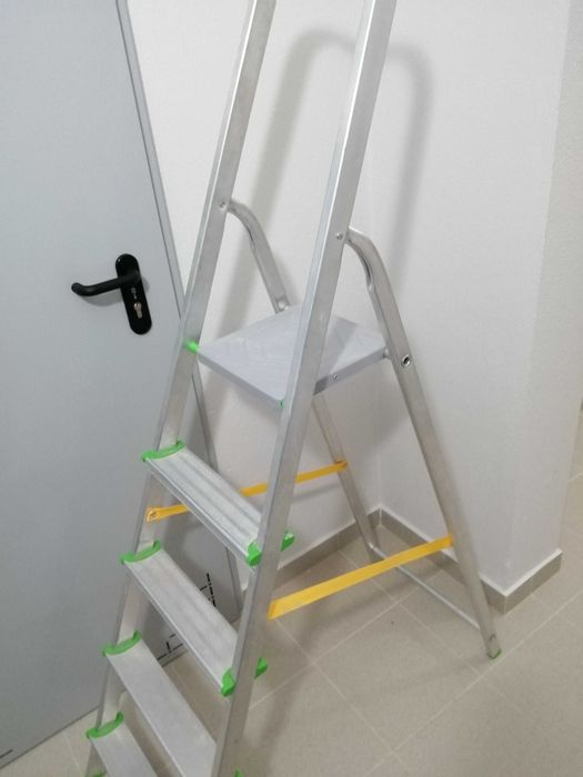 Escadote multiusos em alumínio praticamente Novo!*